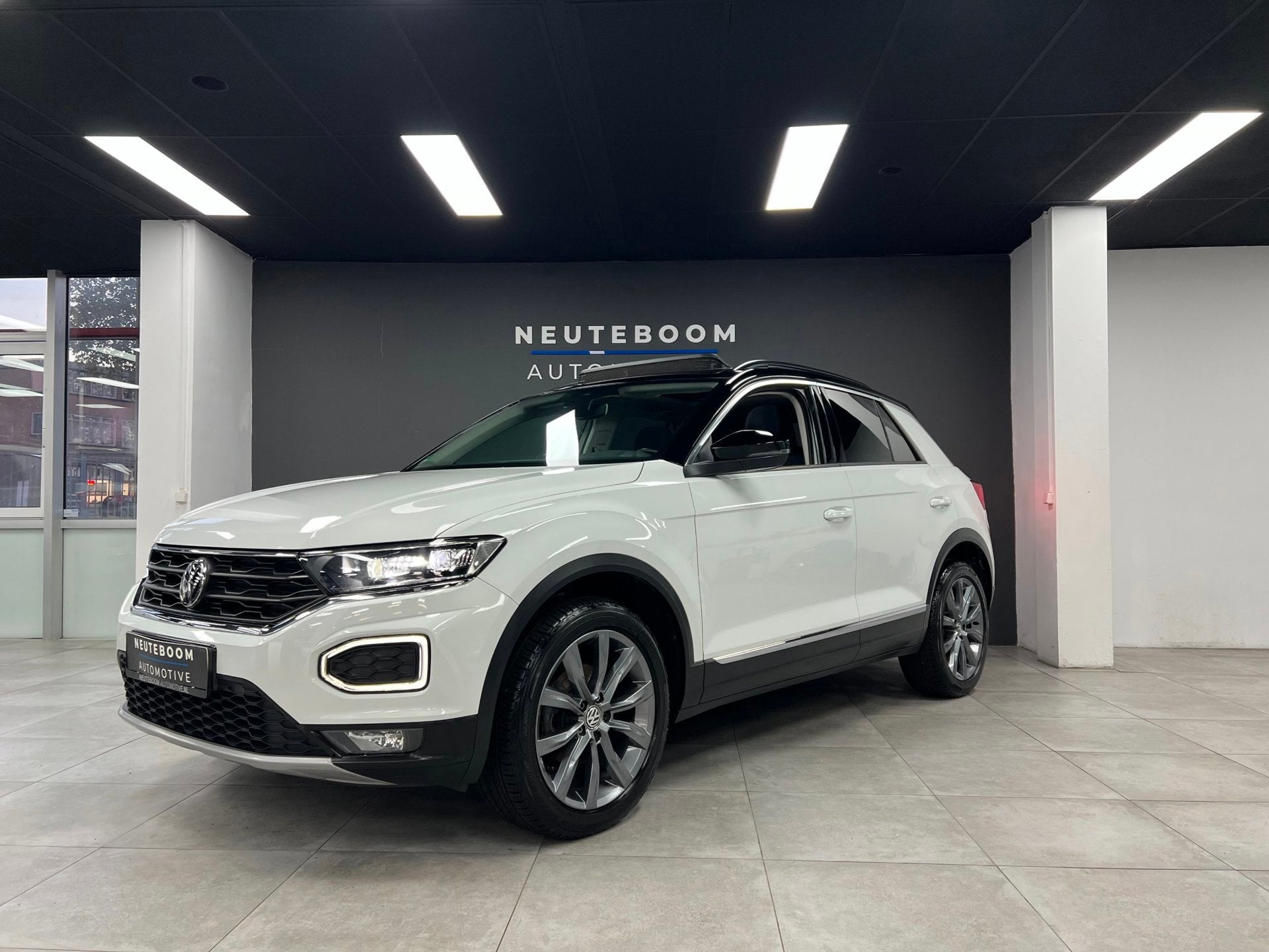Volkswagen T-Roc 1.5 TSI | ACC | Camera | Pano | Virtual, Stof, Zwart, 4 cilinders, Wit