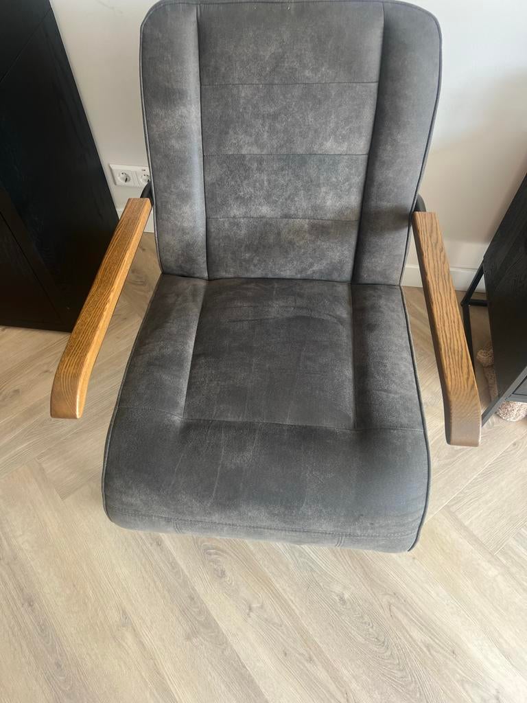 Grijze fauteuil met houten armleuningen, Huis en Inrichting, Fauteuils, Zo goed als nieuw, Stof, 50 tot 75 cm, Ophalen of Verzenden