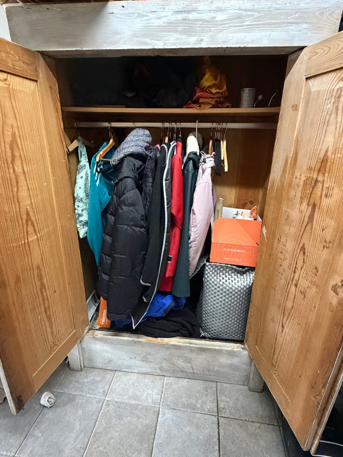 Antieke houten kledingkast met verweerde look, Ophalen