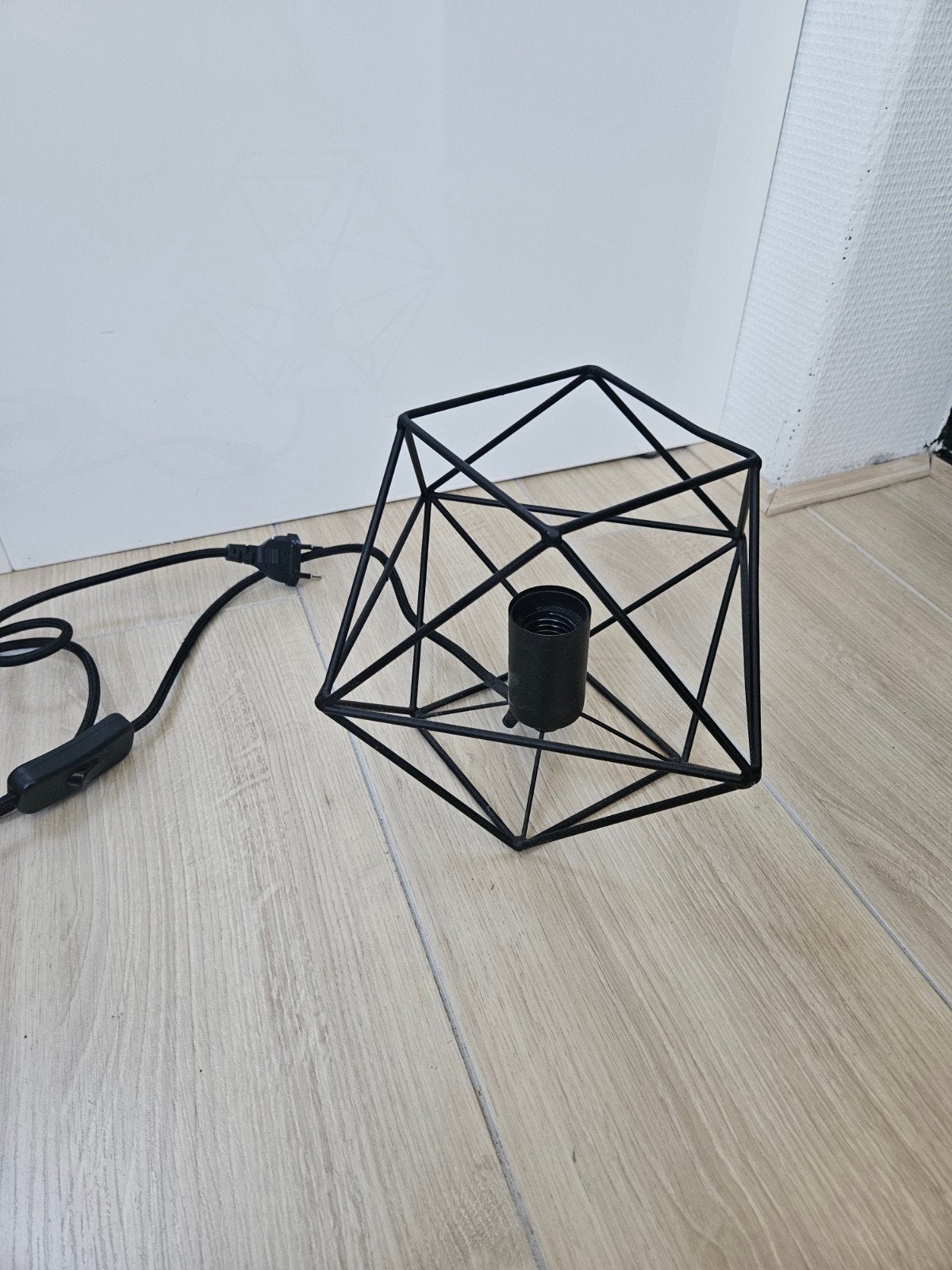 Zwart metalen tafellampje/nachtlampje, geometrisch design, Huis en Inrichting, Gebruikt, Met schakelaar, Nachtlamp, Ophalen of Verzenden