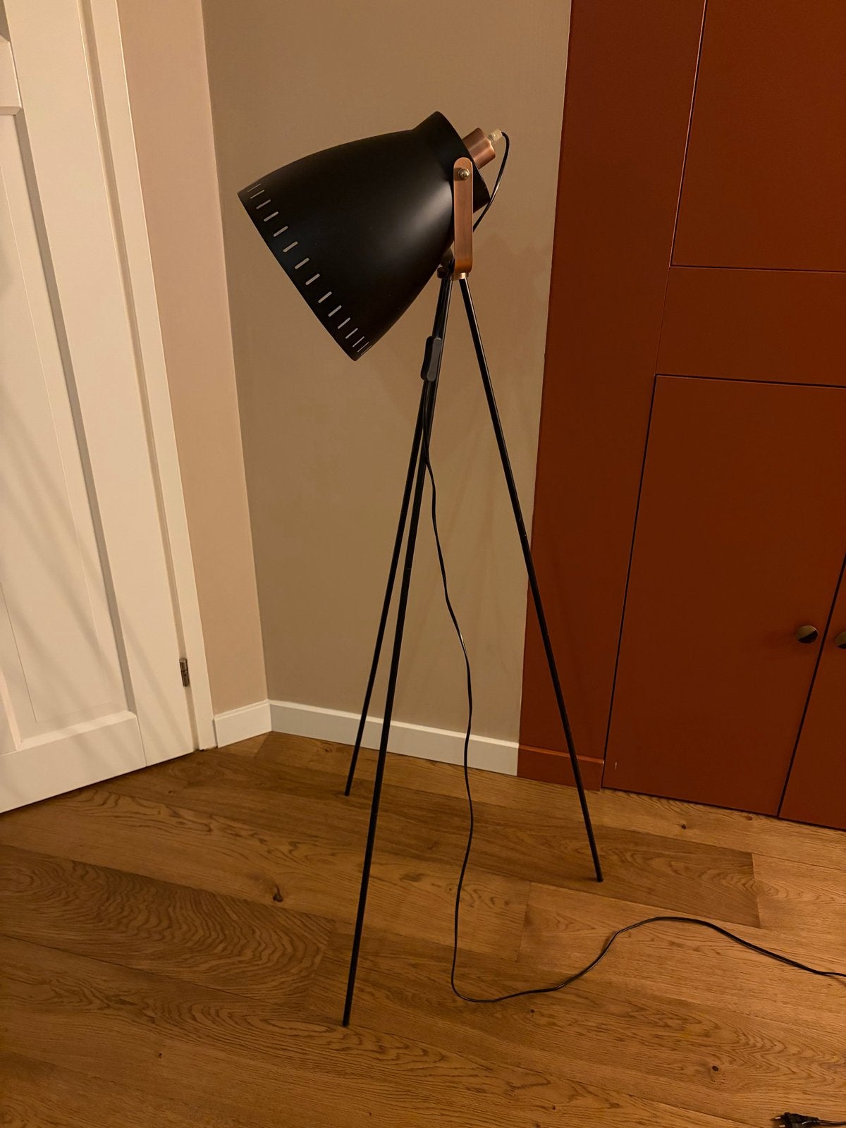 Moderne zwarte vloerlamp op driepoot, Ophalen, E27 (groot), Zo goed als nieuw, Metaal