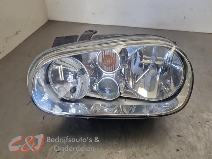 Koplamp links van een Volkswagen Golf