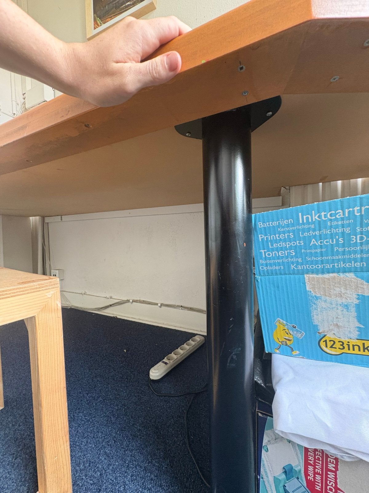 Stevig bureau met houten blad en metalen poten, Huis en Inrichting, Bureaus, Ophalen, Demontabel, Gebruikt, Hout