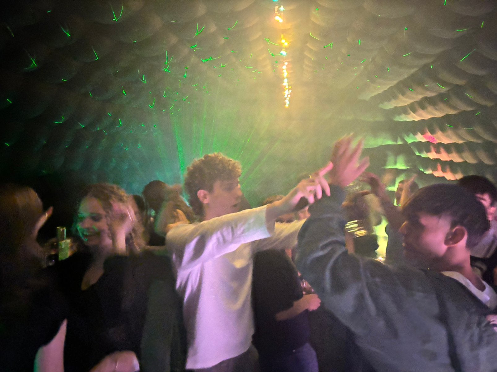 Foto 4 van Opblaasbare partytent huren | incl licht, Geluid en Opbouw