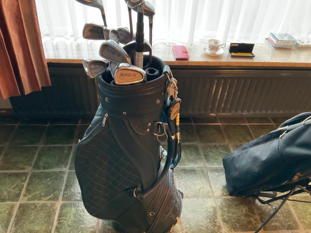 GOLFTAS MASSA - IV 11 CLUBS GOLFHENGEL PUTTER EN DRAAGTAS, Sport en Fitness, Ophalen, Zo goed als nieuw, Tas