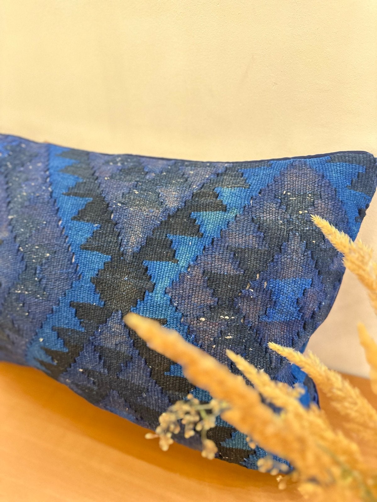 Modern Kelim Kussenhoes Blauw 60x40 cm met vulling, Ophalen of Verzenden, Nieuw, Blauw, Rechthoekig