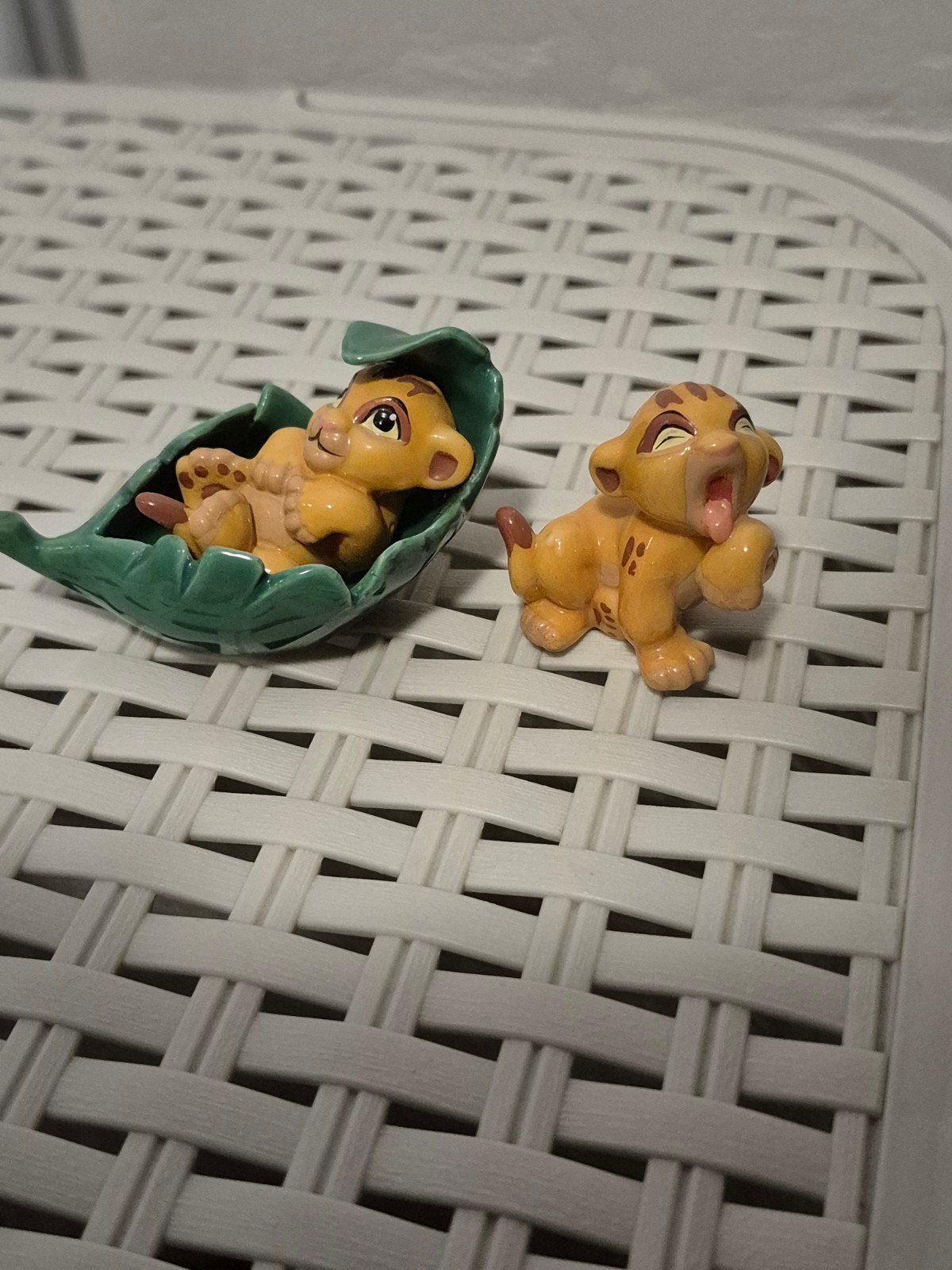 2 lion king keramiek beeldjes simba leeuwekoning, Ophalen of Verzenden, Leeuwenkoning of Jungle Boek, Zo goed als nieuw, Beeldje of Figuurtje
