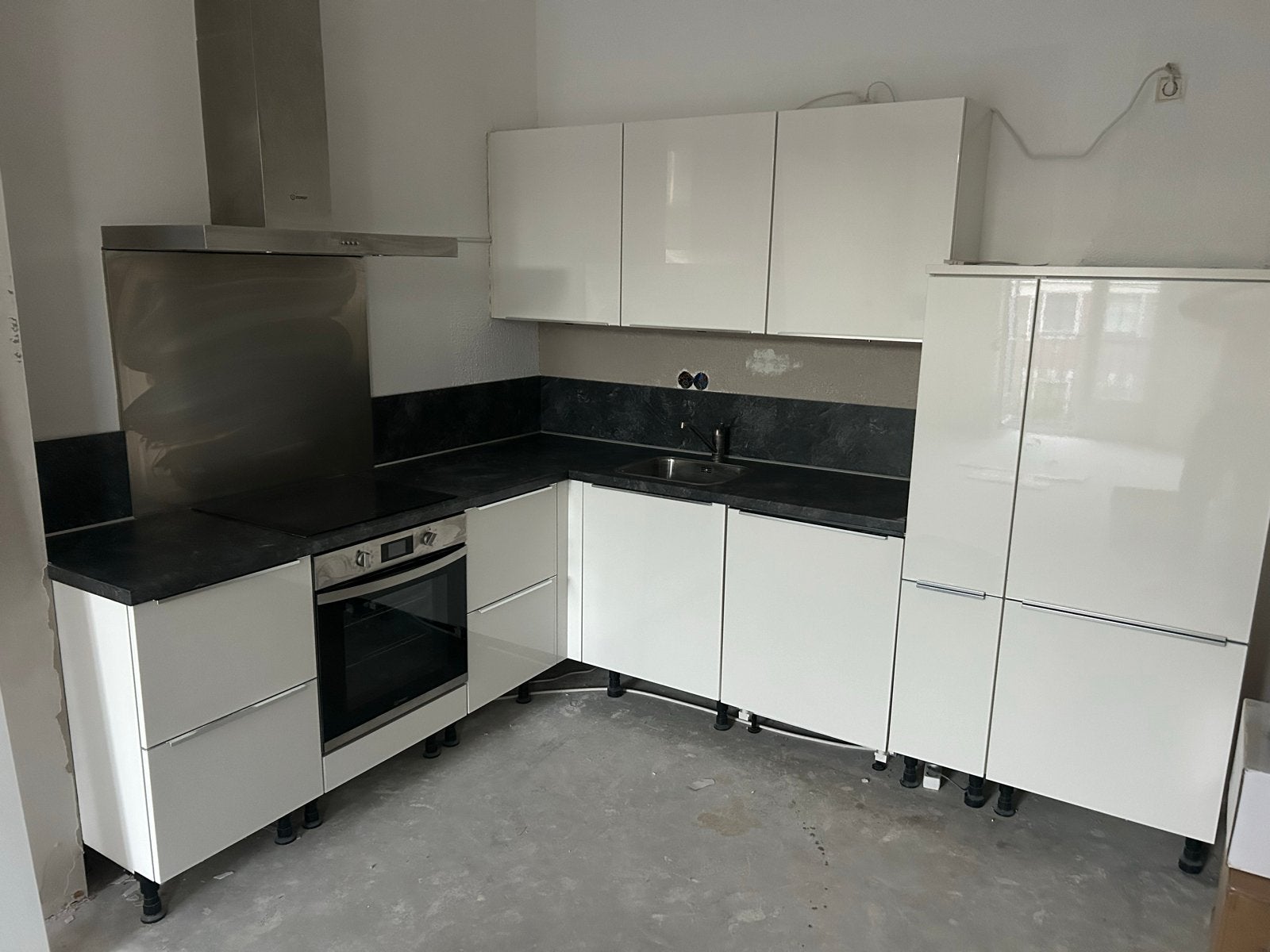Moderne hoekkeuken met koelkast, 2 jaar oud, Ophalen, Overige materialen, Wit, Hoekkeuken
