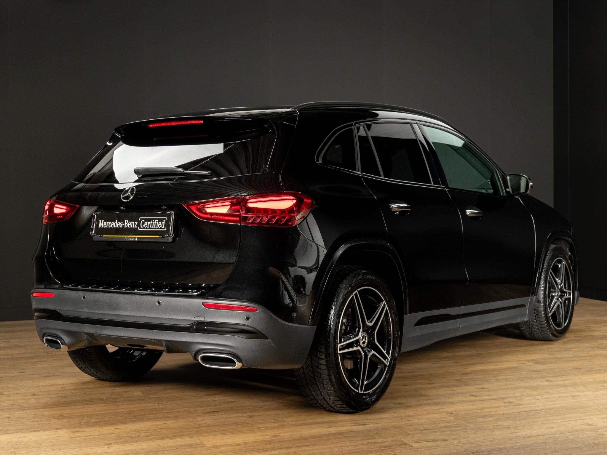Mercedes-Benz GLA 180 AMG Line Panorama dak | Trekhaak, Auto's, Gebruikt, 4 cilinders, Zwart, Origineel Nederlands