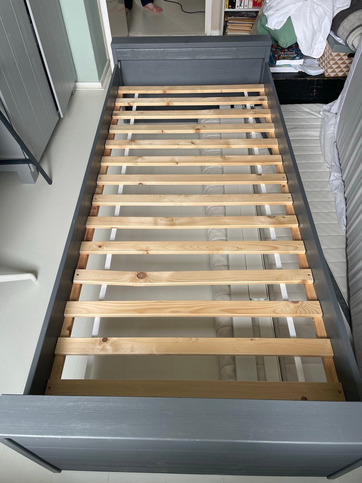 Grijs eenpersoonsbed Wood 90x200cm (excl. matras), Ophalen, 90 cm, Eenpersoons, Zo goed als nieuw
