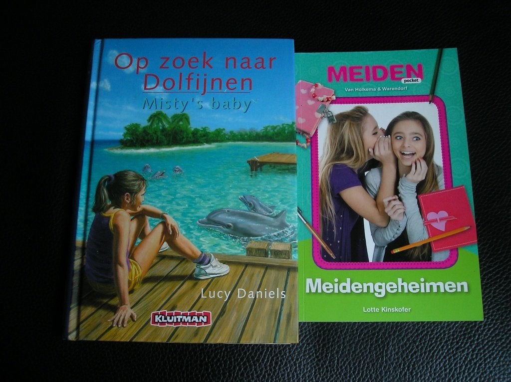 2 jeugdboeken: Op zoek naar dolfijnen/Meidengeheimen, Ophalen of Verzenden, Zo goed als nieuw, Fictie