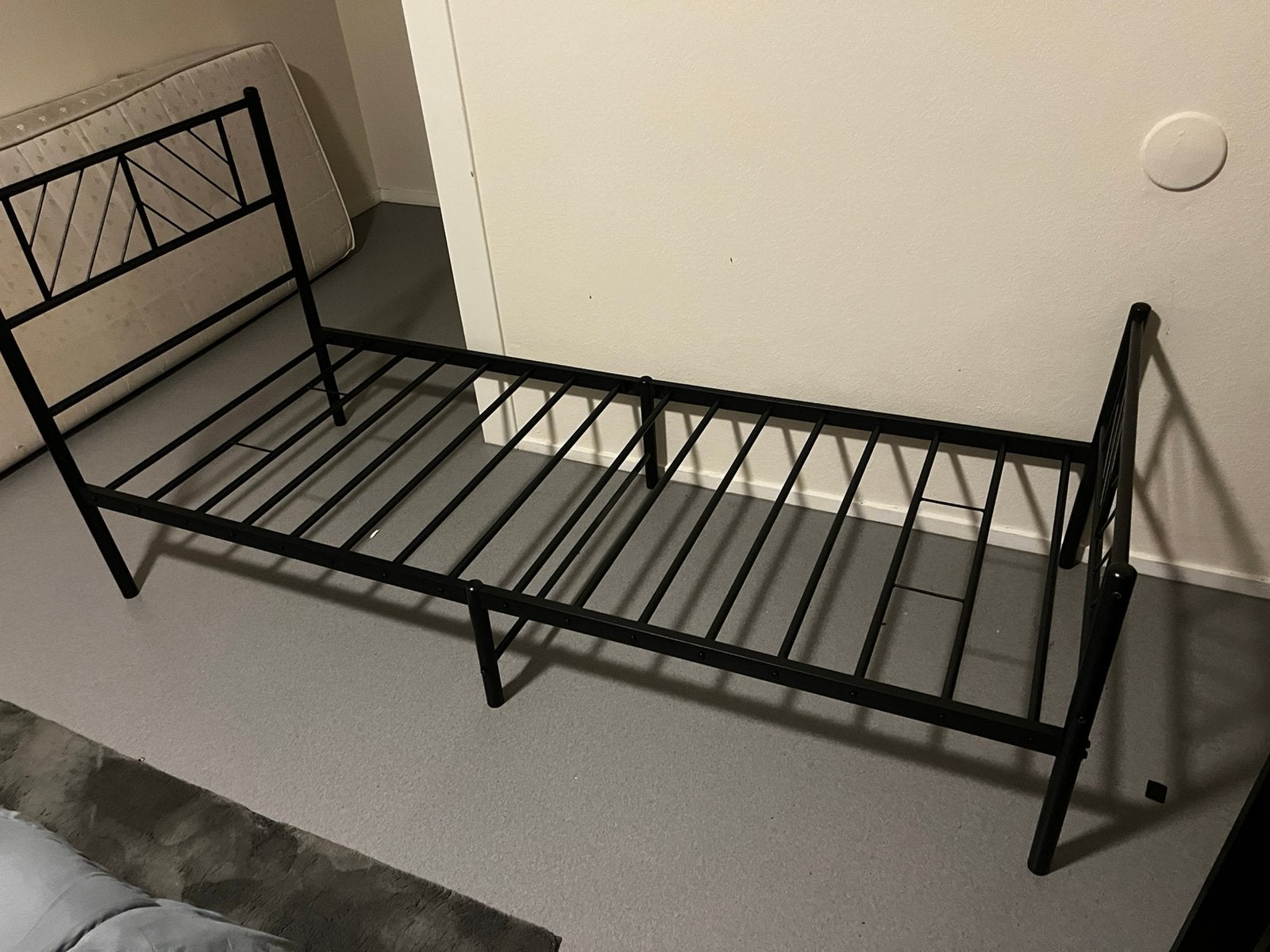 Zwart metalen bed €10, Ophalen, Zwart, Tweepersoons, Zo goed als nieuw