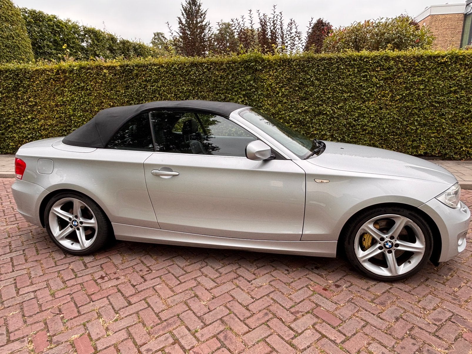 Nette BMW 1-Serie 3.0 (zescilinder) 125I Cabrio uit 2012, Auto's, BMW, 1-Serie, Achterwielaandrijving, Zwart, 4 stoelen