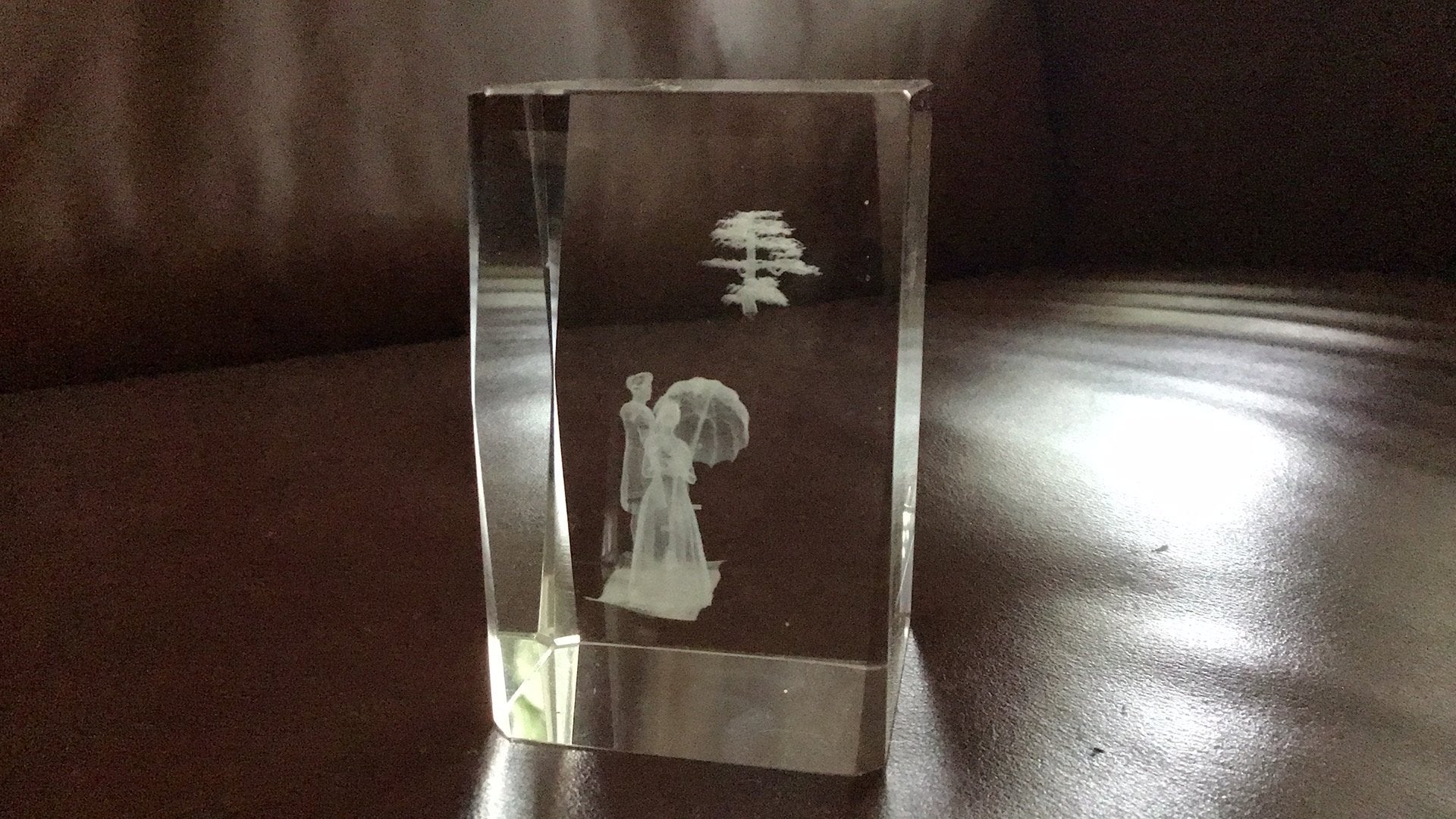 Glaskunst 3D lasergravure Heer met velocipede/Vrouw parasol, Ophalen of Verzenden, Zo goed als nieuw