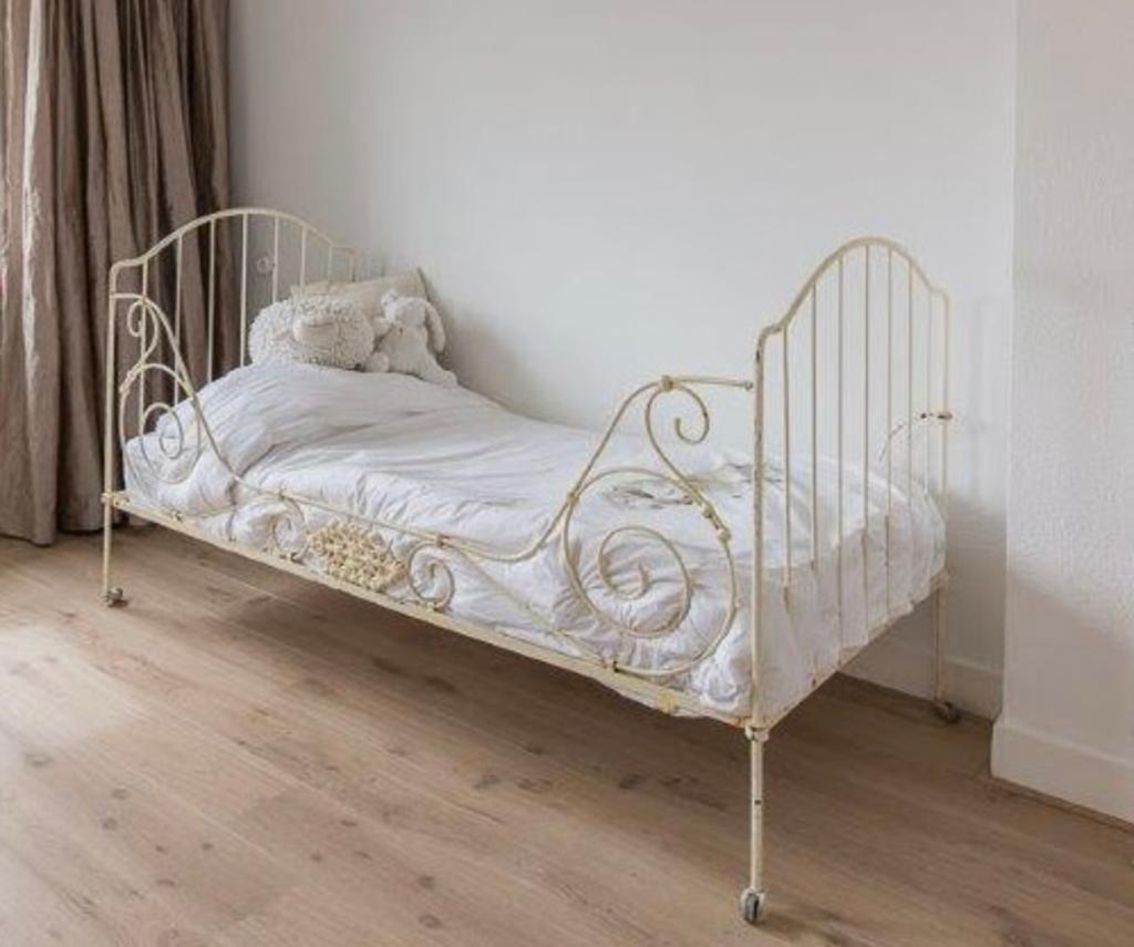 Antiek Frans spijlenbed / kinderbed op wieltjes – 90x170 cm, Ophalen