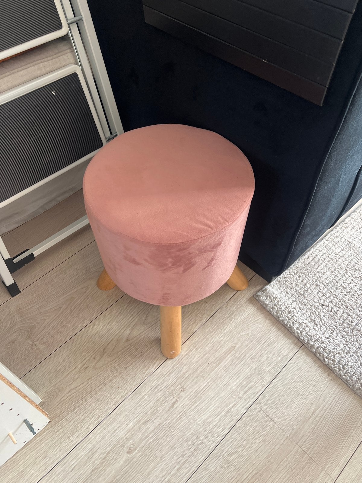 Roze fluwelen poef met houten poten, Huis en Inrichting, Ophalen, Gebruikt, Hout
