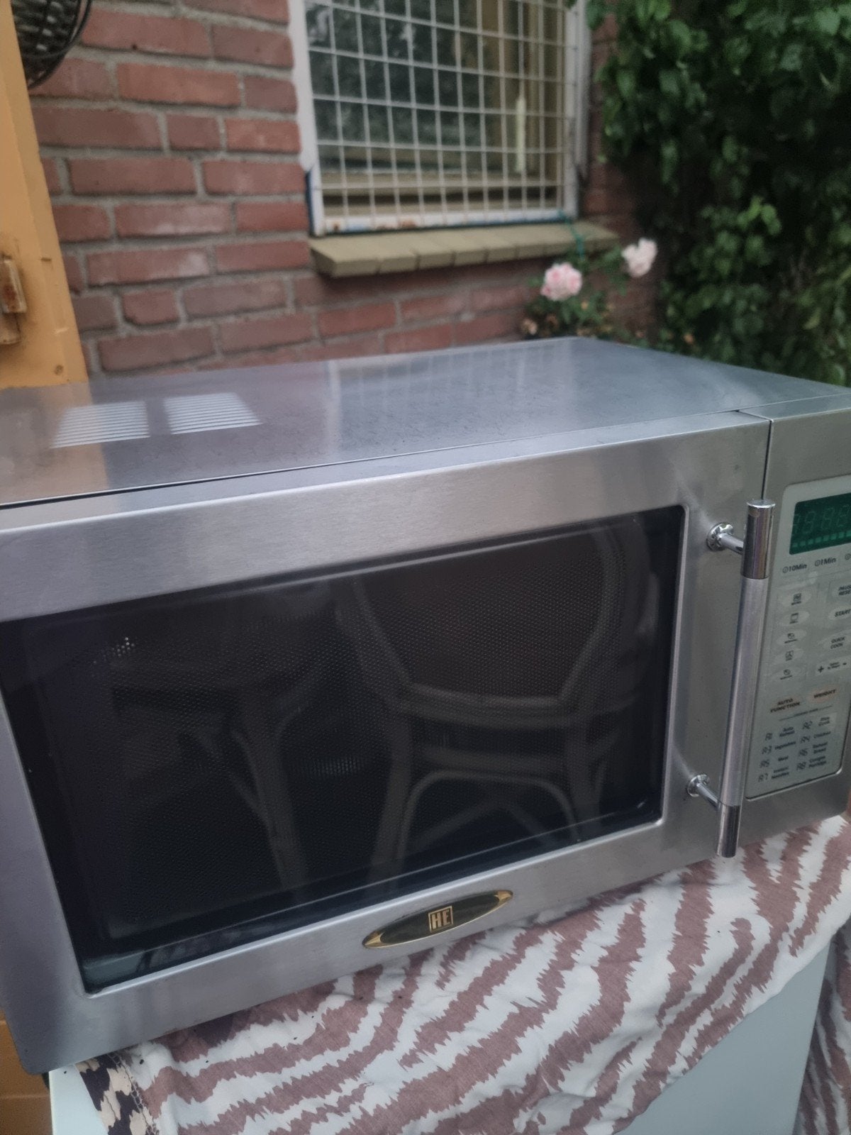 HE Combimagnetron - Zilverkleurig met Grillfunctie, Witgoed en Apparatuur, Ophalen, Combimagnetron, Gebruikt, Grill