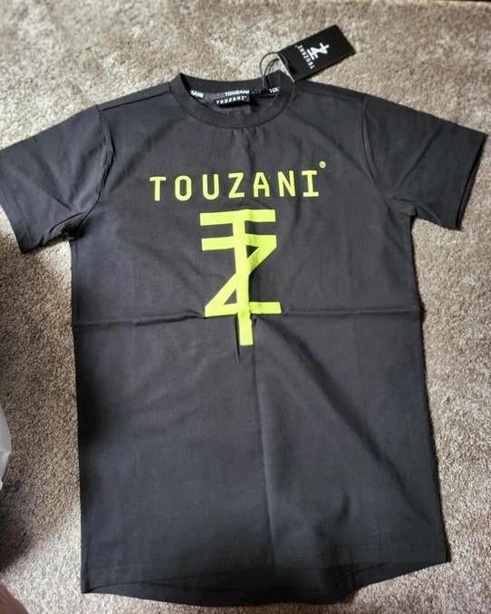 TOUZANI T-shirt Zwart geel Maat 158/164 unisex 💫, Jongen of Meisje, Nieuw, Ophalen of Verzenden, Shirt of Longsleeve