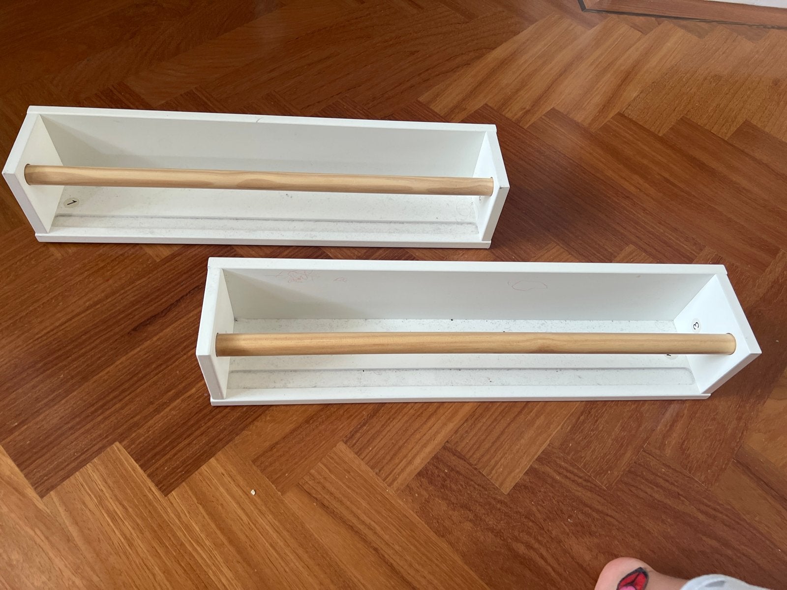 2x Witte wandplankjes met houten stang. Price per piece, Ophalen, Gebruikt