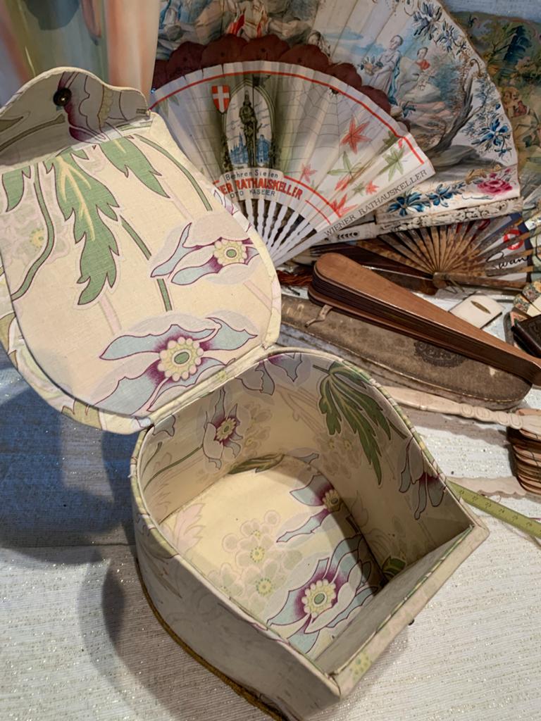 Antieke brocante stoffen doos met unieke vorm, Antiek en Kunst, Curiosa en Brocante, Ophalen of Verzenden