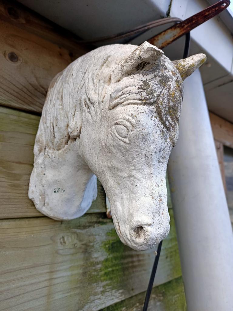 Brocante tuinbeeld paardenhoofd hangend wit., Tuin en Terras, Ophalen of Verzenden, Gebruikt, Beton, Dierenbeeld