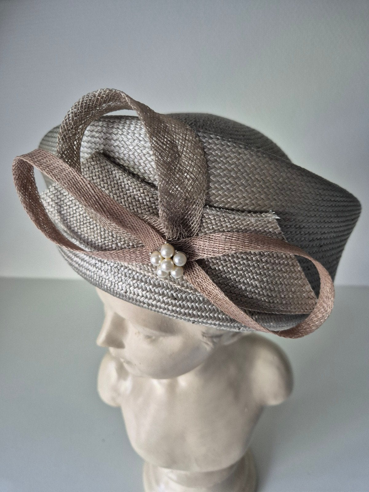 Zilverkleurige hoed mt 56 / 57 merk Oliviero, 56 of 57 cm (M, 7 of 7⅛ inch), Hoed, Ophalen of Verzenden, Zo goed als nieuw