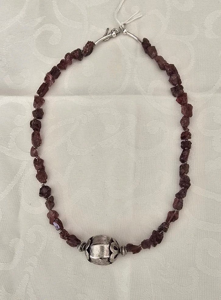 Ruwe Granaat Ketting met Zilveren Sluiting - 43 cm, Sieraden, Tassen en Uiterlijk, Ophalen of Verzenden, Nieuw, Rood, Zilver