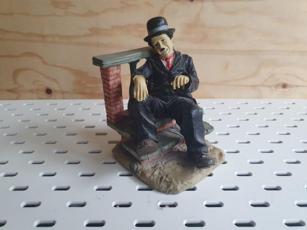 Boekensteun Charlie Chaplin, Verzenden