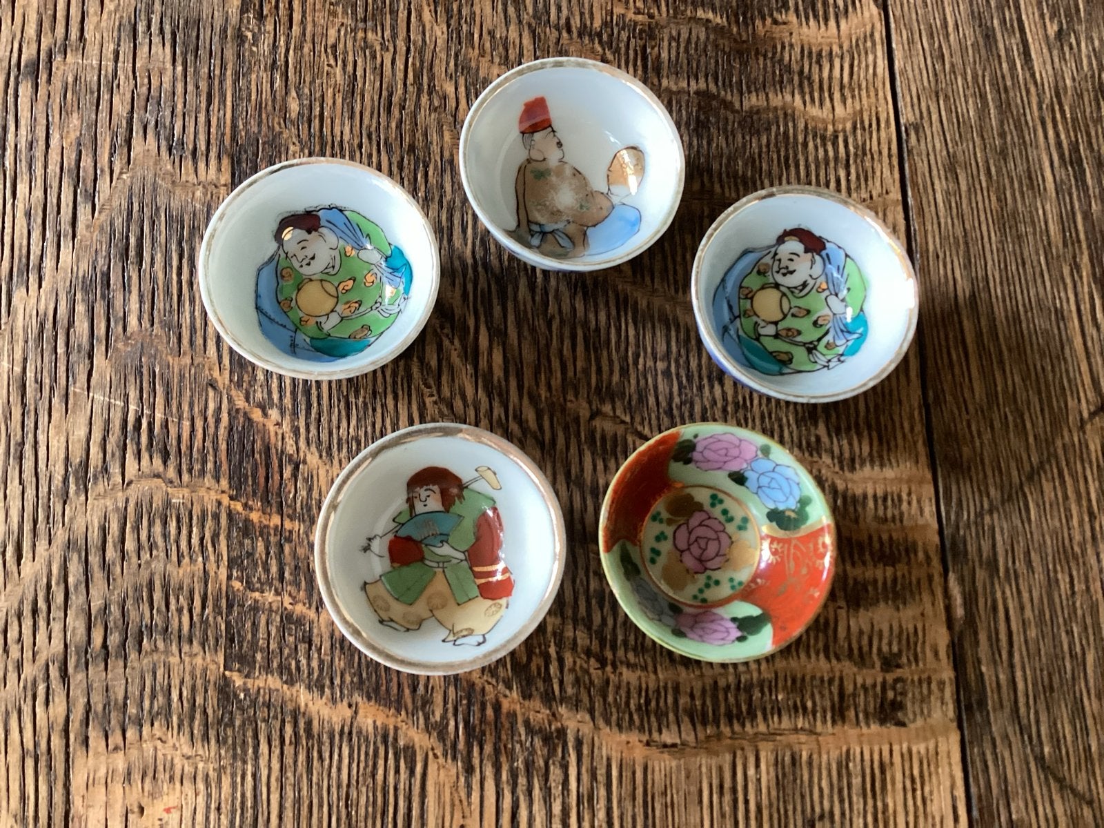 5 antieke Japanse theekopjes met figuren 3 cm H voor, € 7, Ophalen of Verzenden