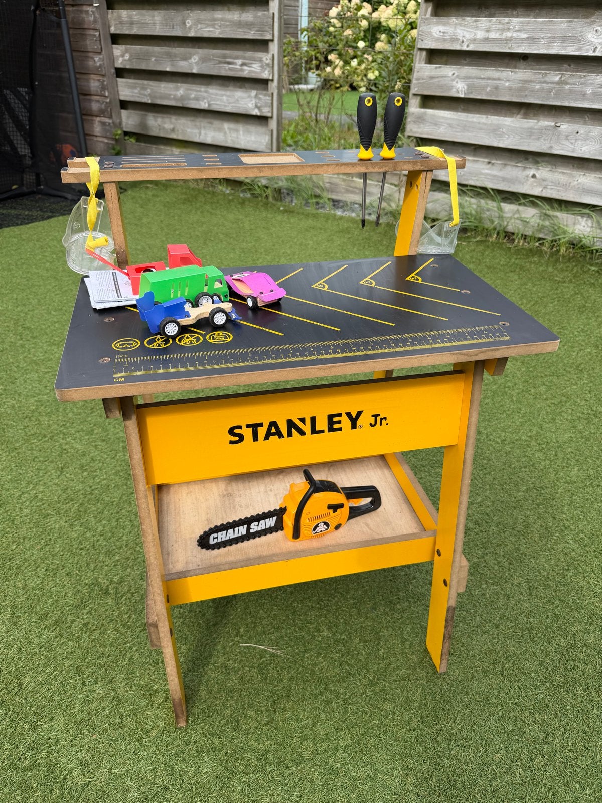 Stanley Jr. Werkbank met accessoires en 4 autootjes, Ophalen, Gebruikt, Knutselen