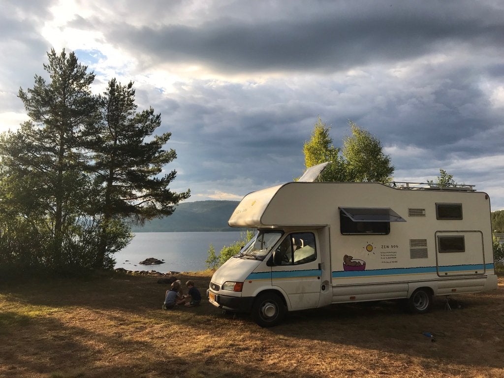 Zen Dog: 6/7-persoons alkoof camper in Zweden op te halen, Caravans en Kamperen, Campers, Standaard zit, Alkoof, Ringverwarming