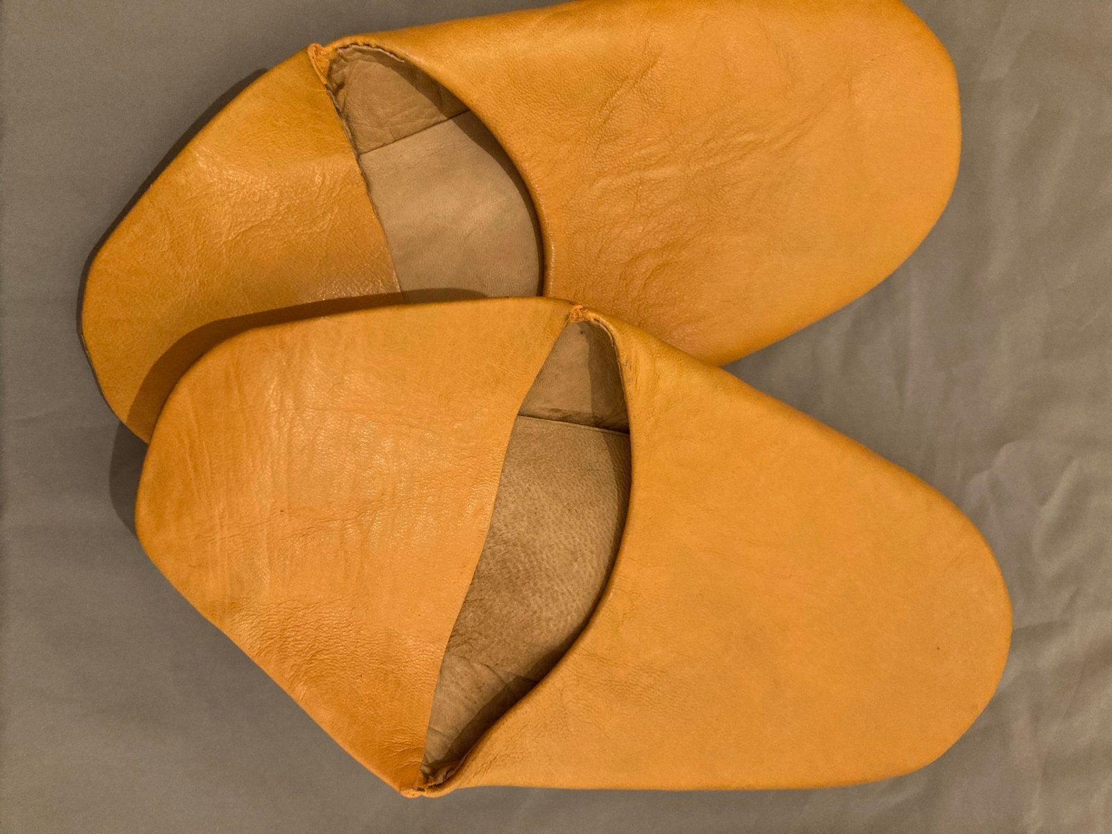 Gele leren Marokkaanse babouches - Maat 42, Kleding | Heren, Ophalen of Verzenden, Zo goed als nieuw, Pantoffels of Sloffen