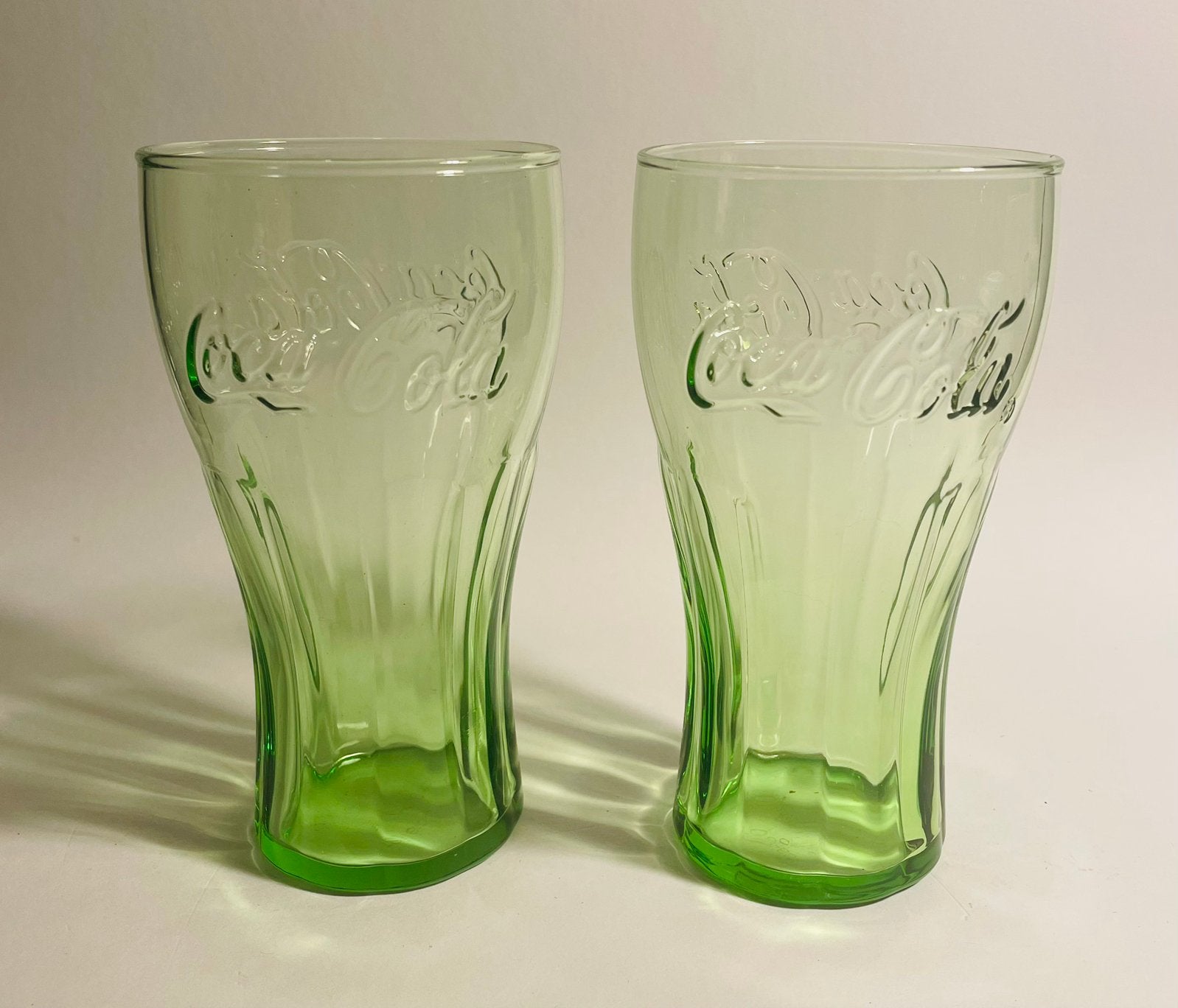 Twee groene Coca Cola glazen, Verzamelen, Ophalen of Verzenden, Zo goed als nieuw, Frisdrankglas