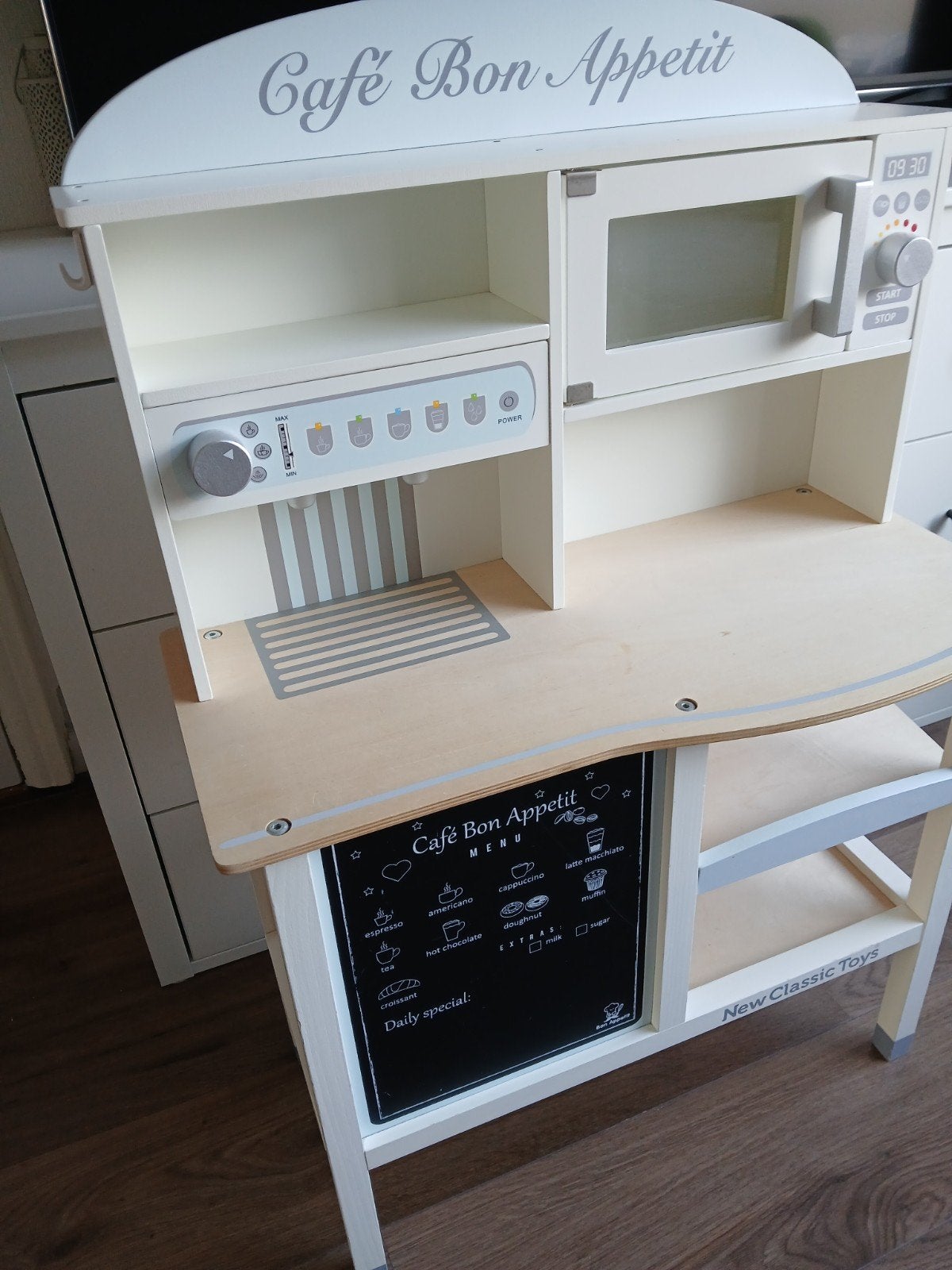 Houten keukentje/koffiebar New Classic Toys met accessoires, Ophalen, Gebruikt, Meubelstuk of Keukentje