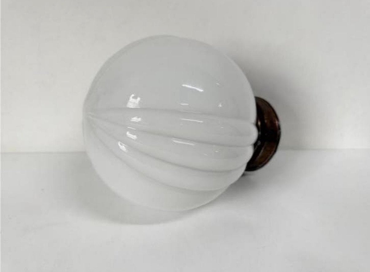 Vintage witte Art Deco grote bol lijnen met koperen armatuur, Antiek en Kunst, Ophalen of Verzenden