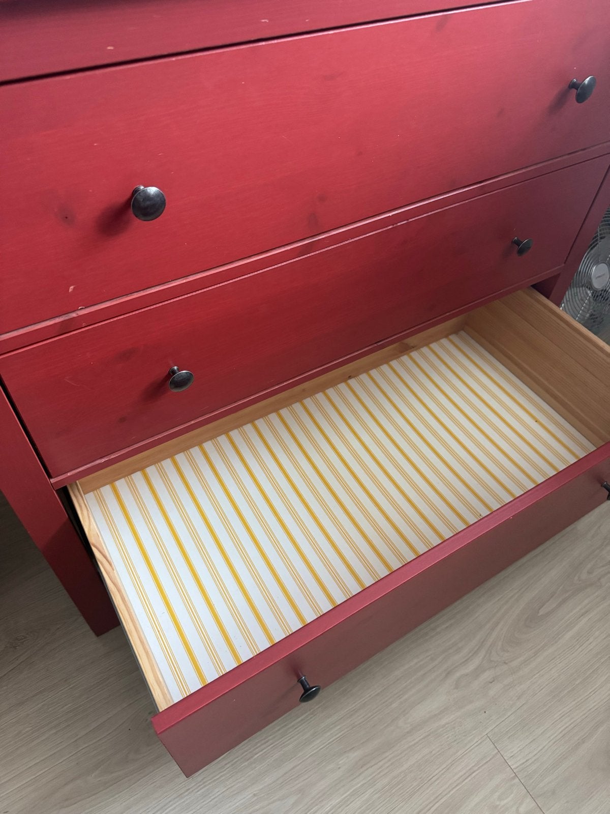 Rode ladekast met 3 lades, Gebruikt, Met lade(s), 25 tot 50 cm, Overige houtsoorten