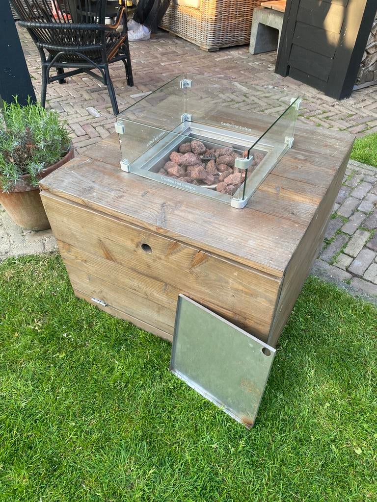 Houten vuurtafel met gasbrander en lavastenen, Ophalen, Gebruikt