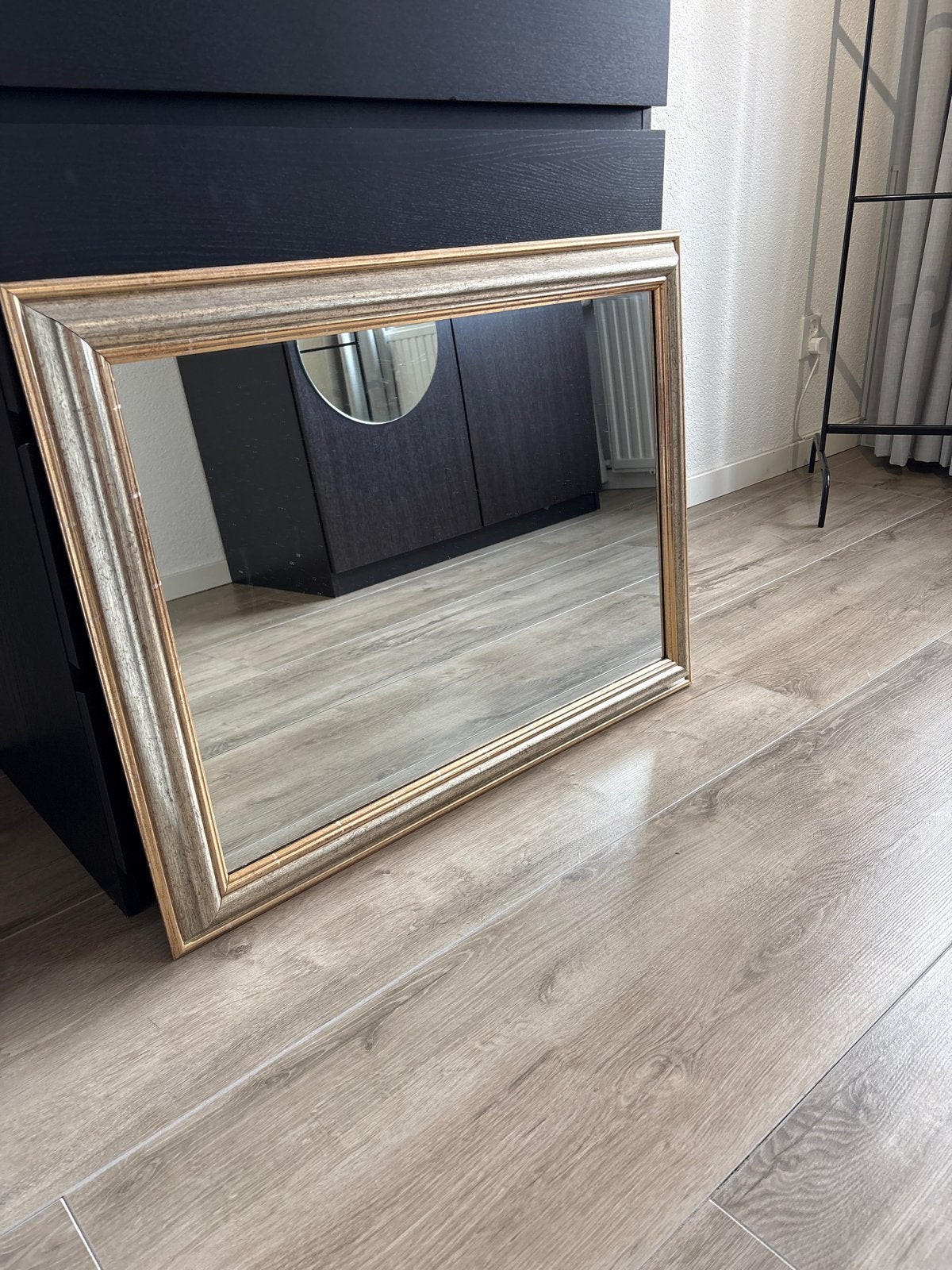 Gouden spiegel met sierlijke lijst, Ophalen, Gebruikt, Minder dan 100 cm, Rechthoekig