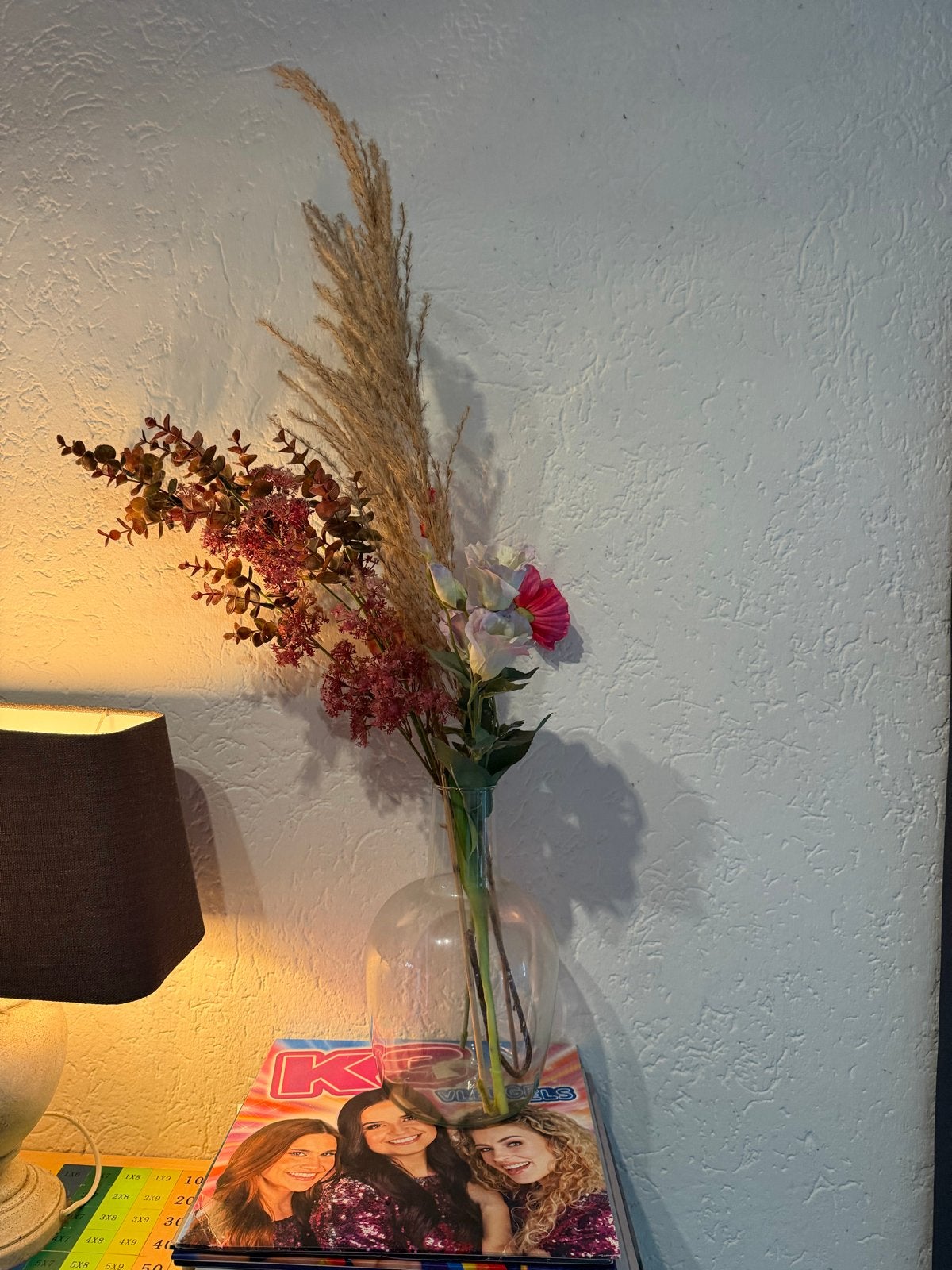 Glazen vaas met kunstbloemen en pluimen, Transparant, Inclusief decoratie, Ophalen of Verzenden, Glas
