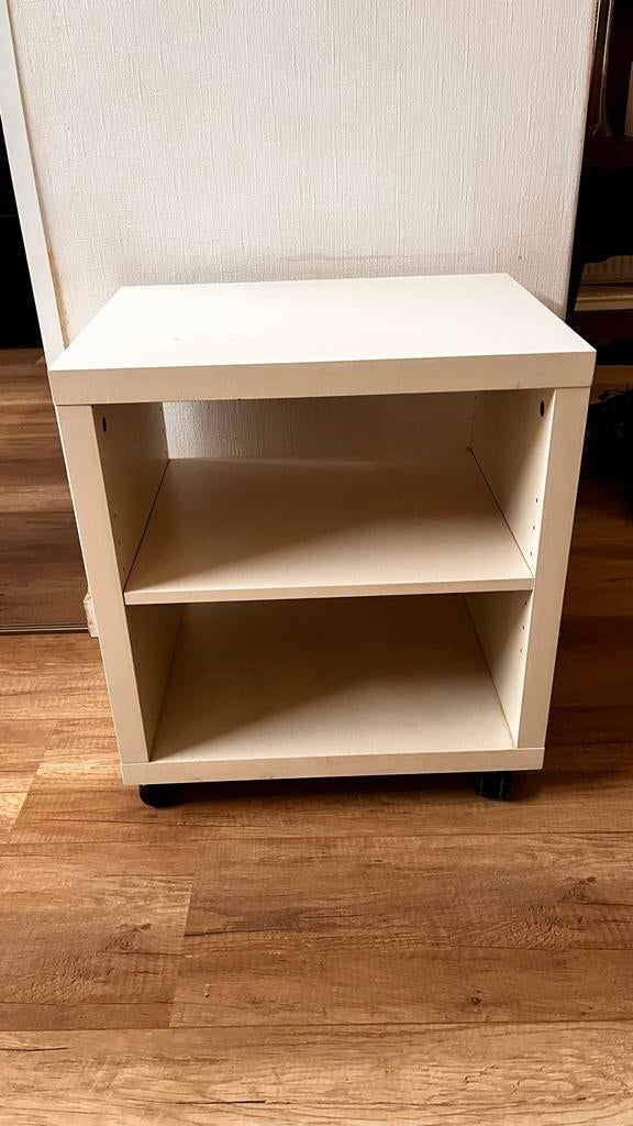 Wit nachtkastje van Ikea op wieltjes met 2 planken, Ophalen, Gebruikt, 55 tot 70 cm, 45 tot 65 cm
