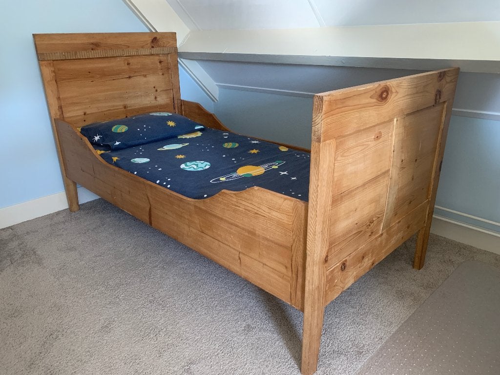 Vintage houten grenen bed eenpersoonsbed, matras lattenbodem, Lattenbodem, 85 tot 100 cm, Ophalen of Verzenden, Zo goed als nieuw