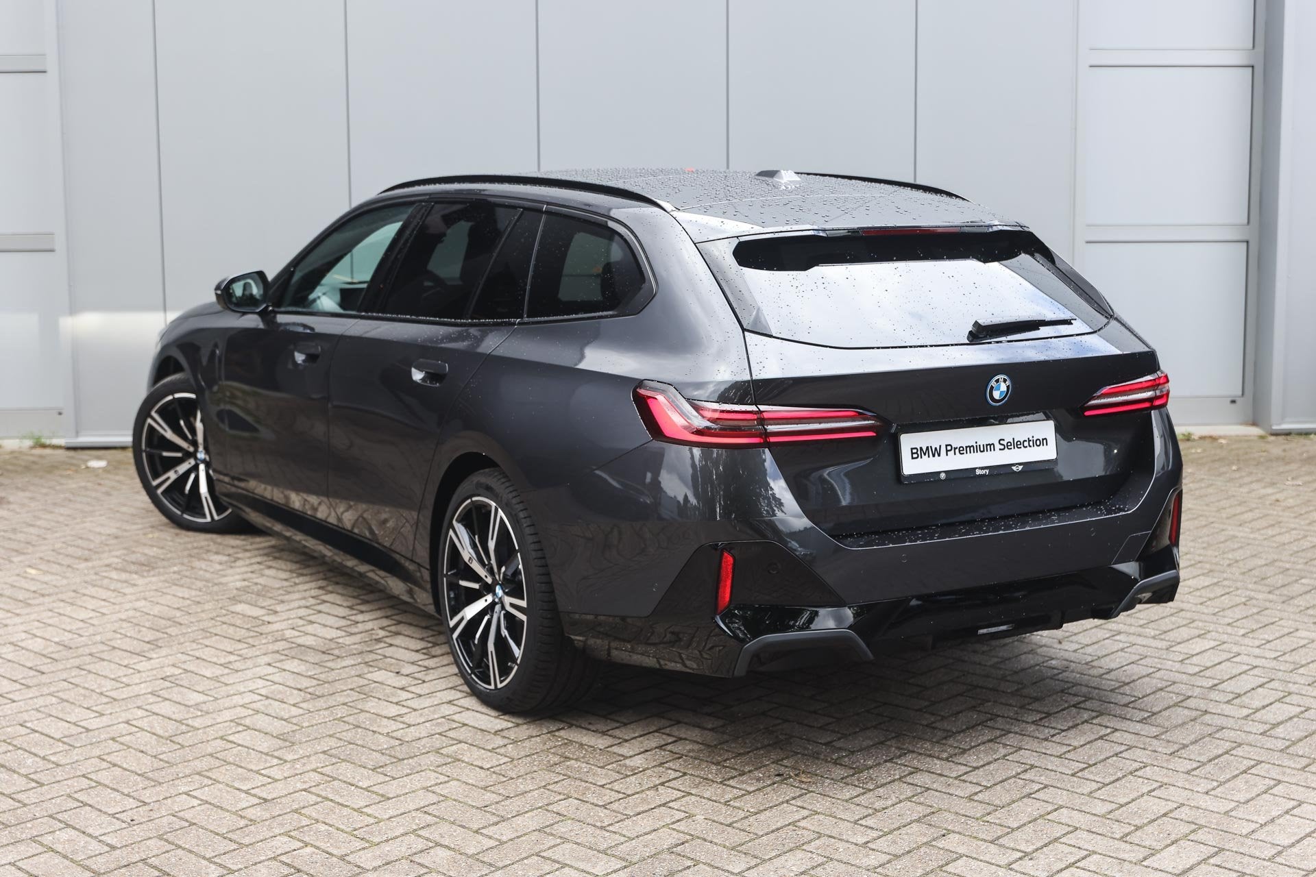 BMW 5 Serie Touring 530e M Sport Automaat / Trekhaak / Panor, Achterwielaandrijving, 1800 kg, 4 cilinders, Zilver of Grijs