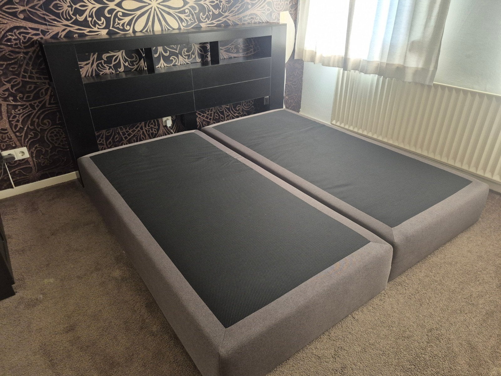 2 persoons bed 200x200 + achterwand hout, Huis en Inrichting, Ophalen, Zo goed als nieuw, Tweepersoons