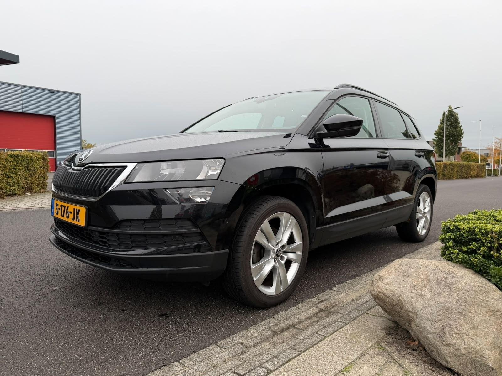 Skoda Karoq 1.5 TSI ACT Style Business | PANO | Carplay | El, Auto's, Stof, 4 cilinders, 150 pk, Zwart