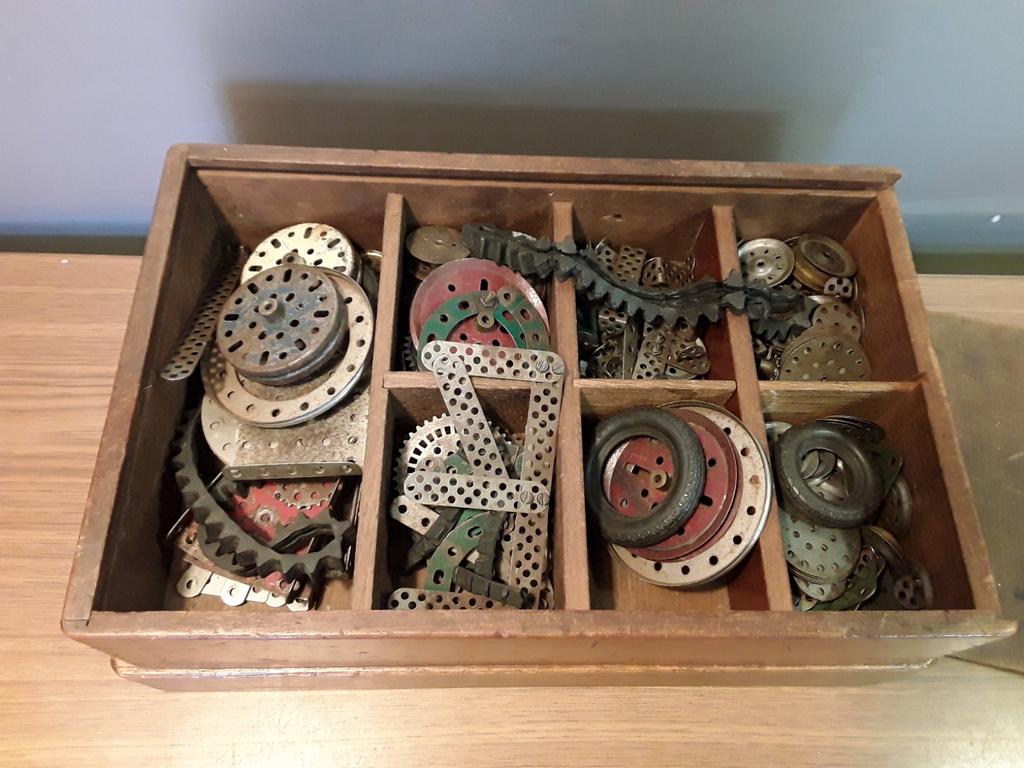 Meccano, Trix constructiespeelgoed. In twee houten kistjes., Ophalen of Verzenden, 1:50 tot 1:144