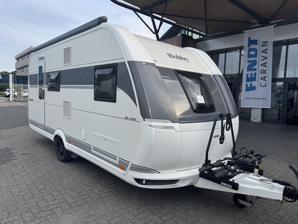 Hobby De Luxe 490 KMF 2025 MOVER + LUIFEL, Caravans en Kamperen, Caravans, Hobby, Bedrijf, Treinzit, 5 tot 6 meter