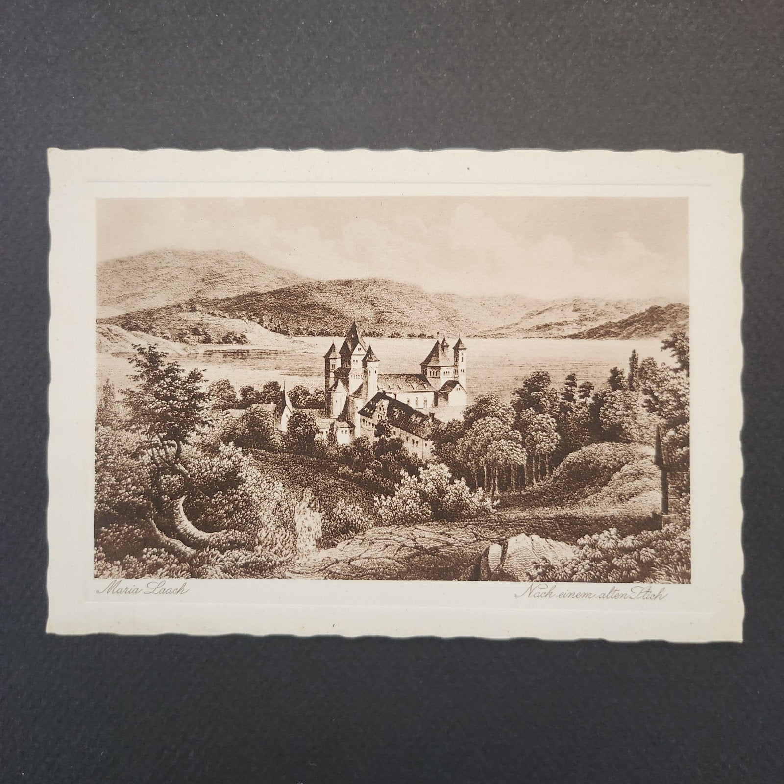 Historische prent Maria Laach, kasteel aan het meer, Antiek en Kunst, Kunst | Etsen en Gravures, Met tekst, Ophalen of Verzenden