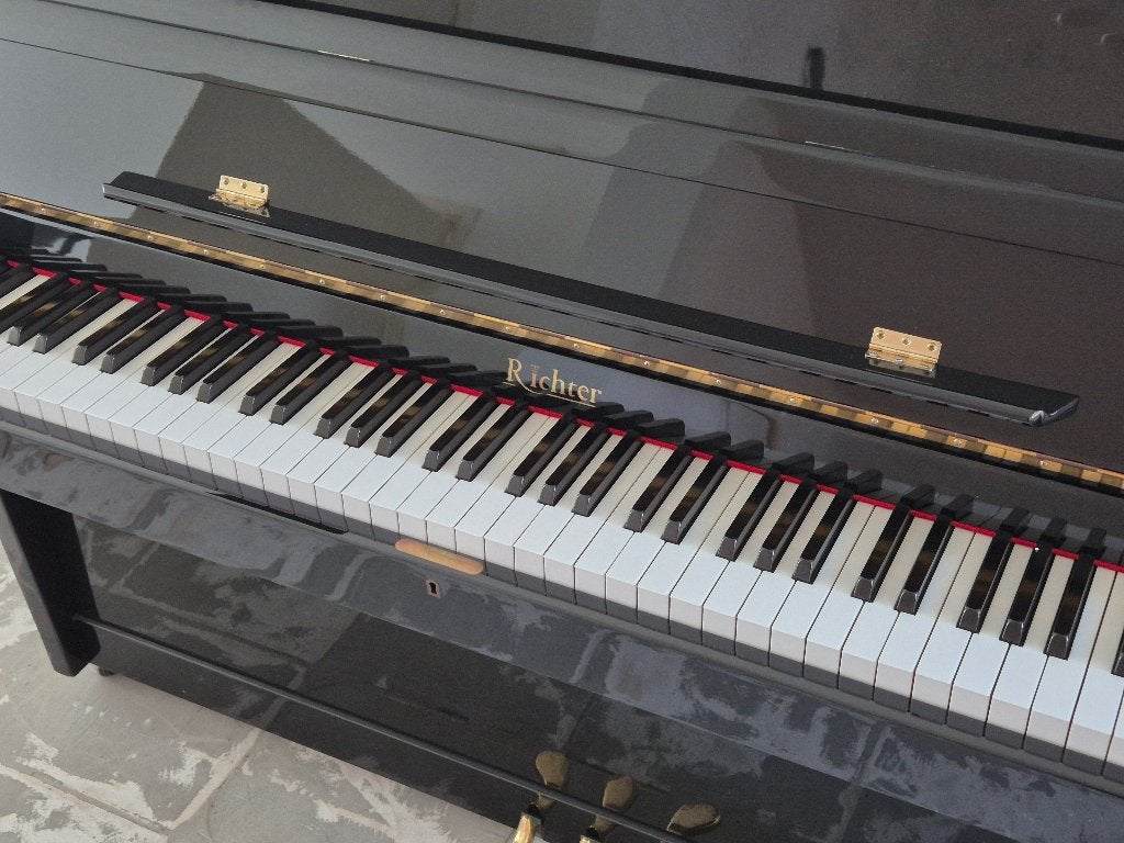 Richter 108 piano met bank – warme klank – goed bespeelbaar, Ophalen, Gebruikt, Zwart, Piano