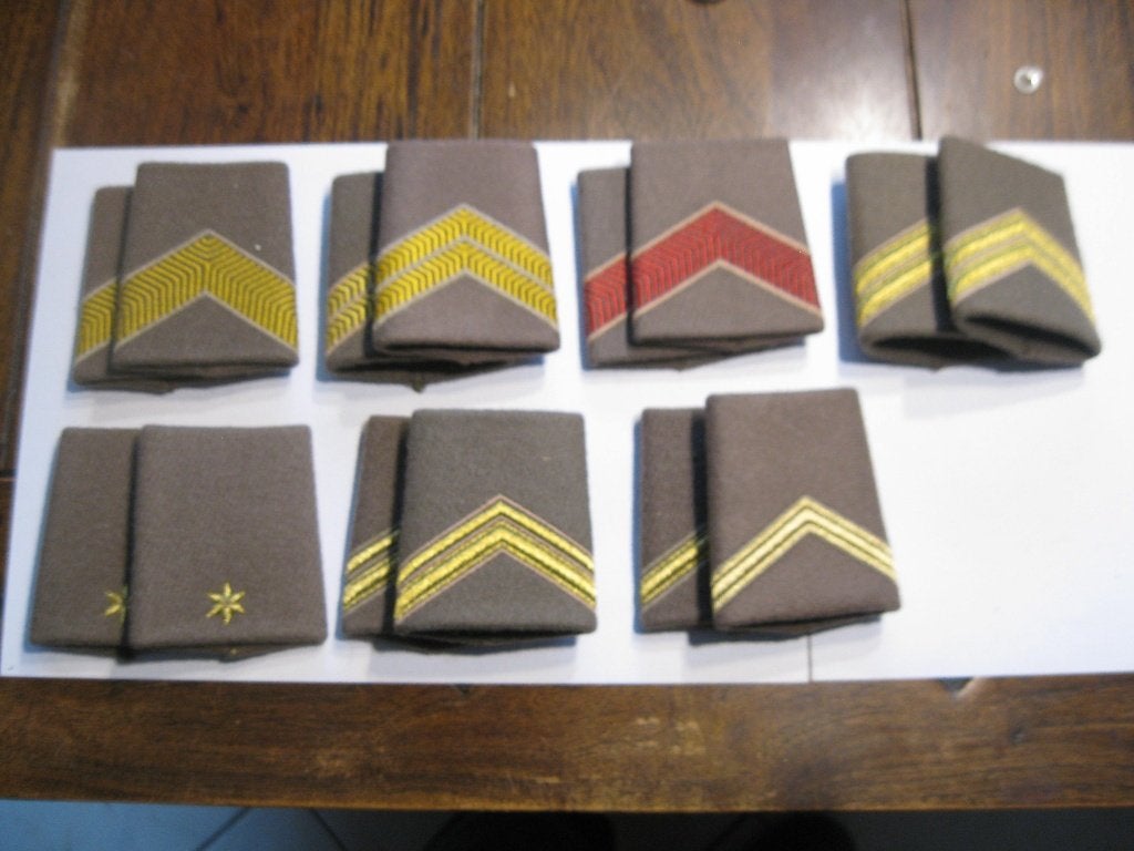 7 Setjes militaire rangen, Ophalen of Verzenden, Landmacht, Nederland, Embleem of Badge