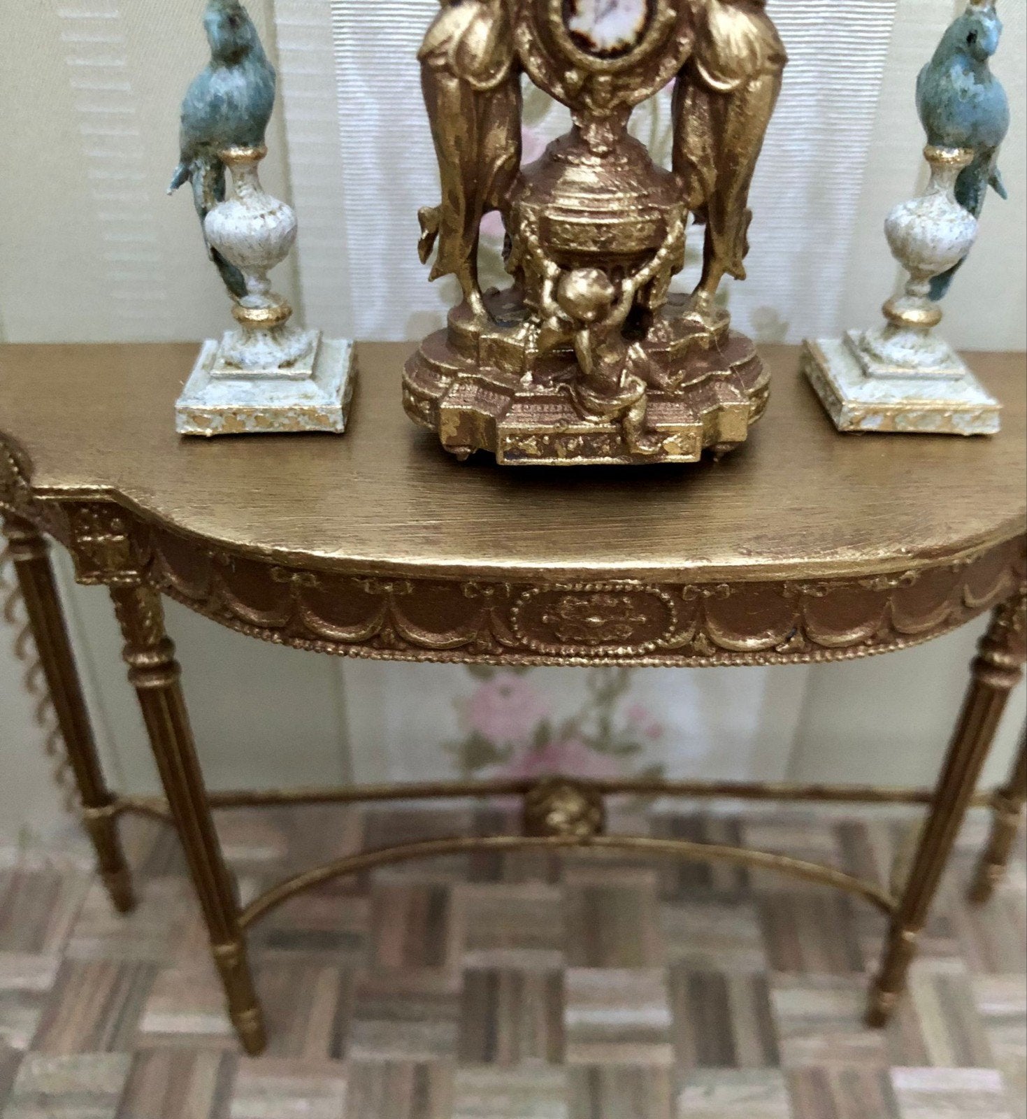 Poppenhuis  miniaturen Schaal 1:12

Sidetable € 40,00

Klok, Poppenhuis, Nieuw, Ophalen of Verzenden